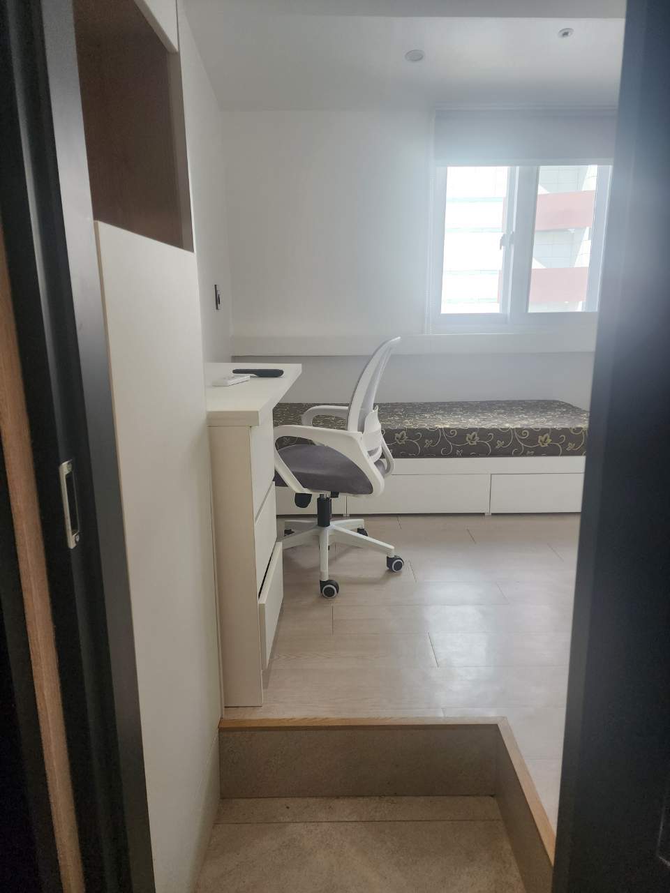 Room with Window to the Outside 85-2 — photo 2 of 3