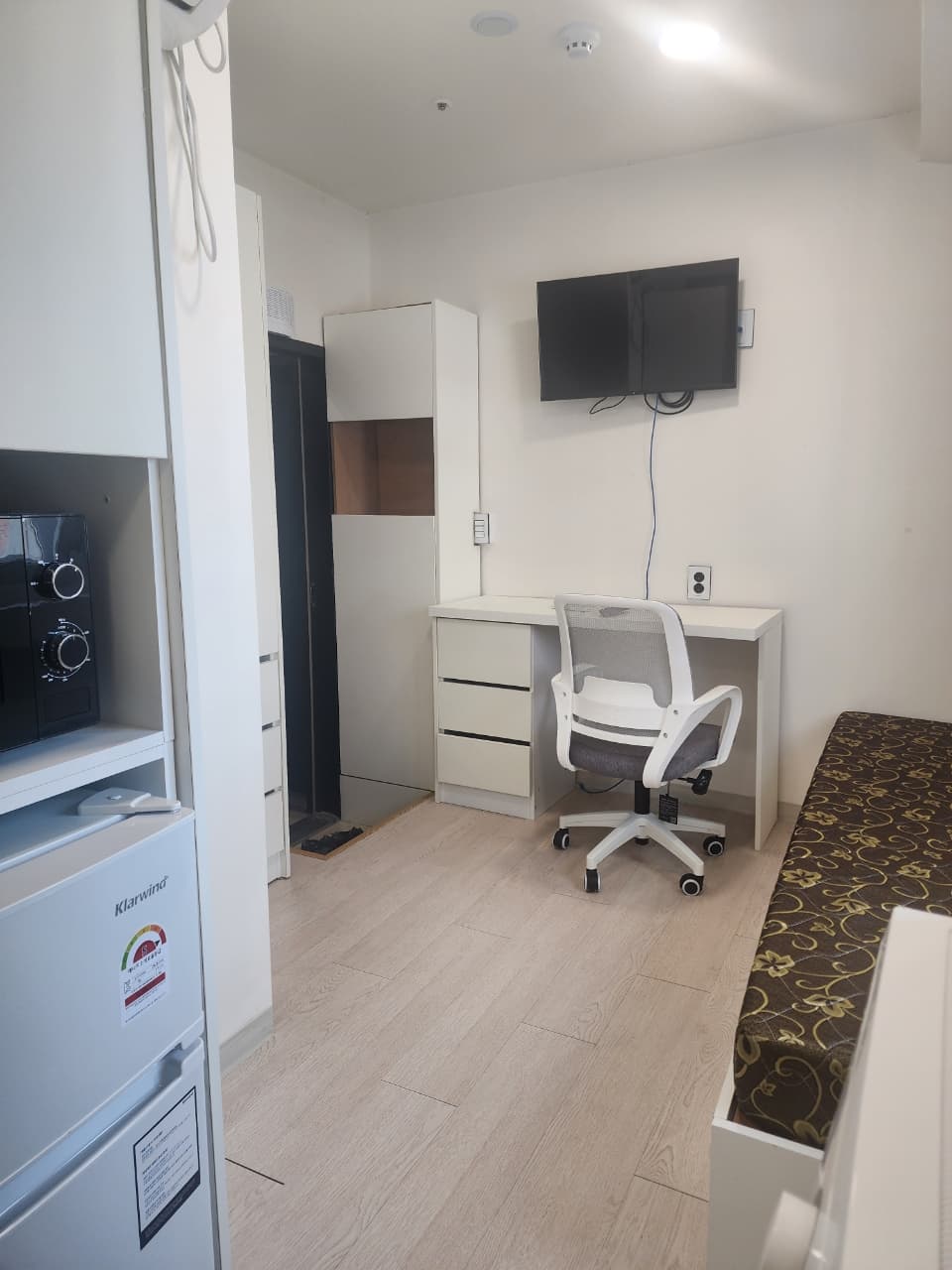 Room with Window to the Outside 85-2 — photo 1 of 3