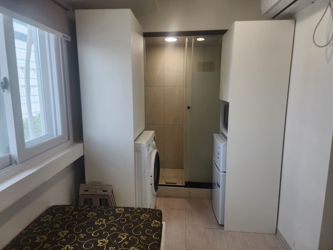 Room with Window to the Outside 85-2 — photo 3 of 3