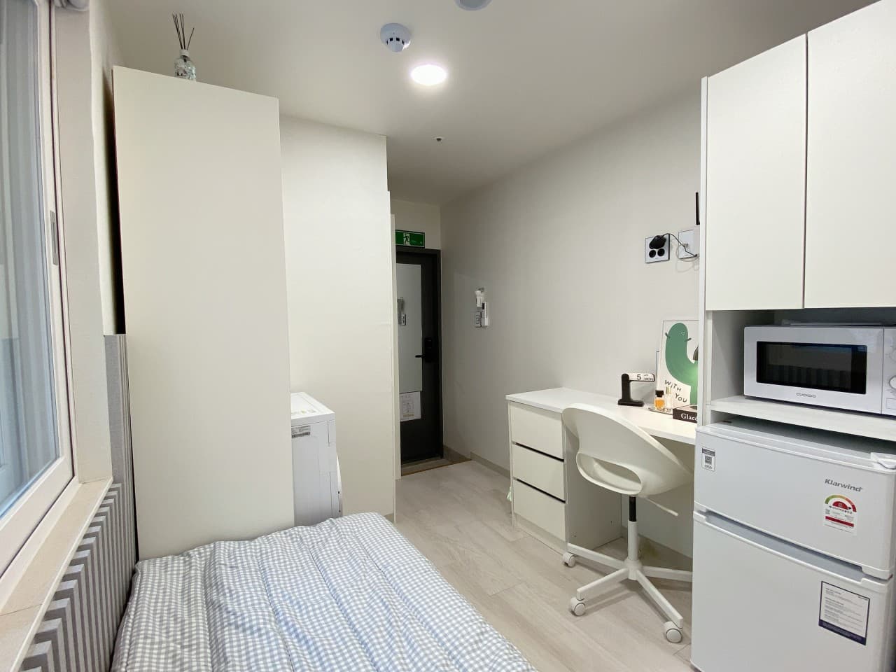 Fully Furnished Superior Studio (Deposit 300,000 KRW) — photo 1 of 5