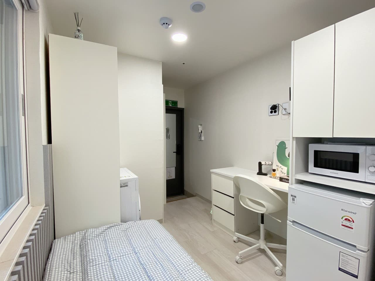 Fully Furnished Superior Studio (Deposit 300,000 KRW) — photo 2 of 5