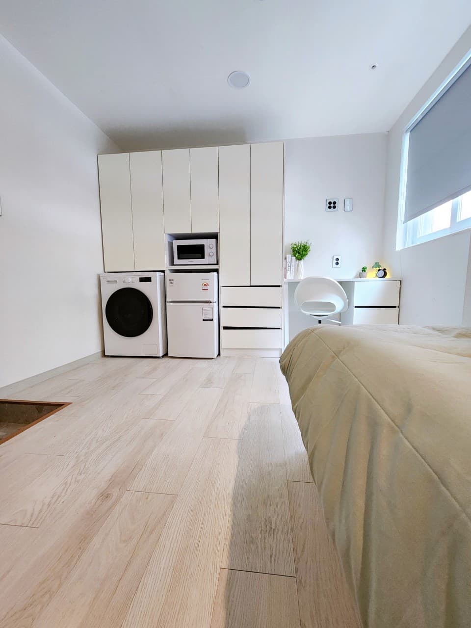 Fully Furnished Premium Studio with Exterior Window (Deposit 300,000 KRW) — photo 1 of 3
