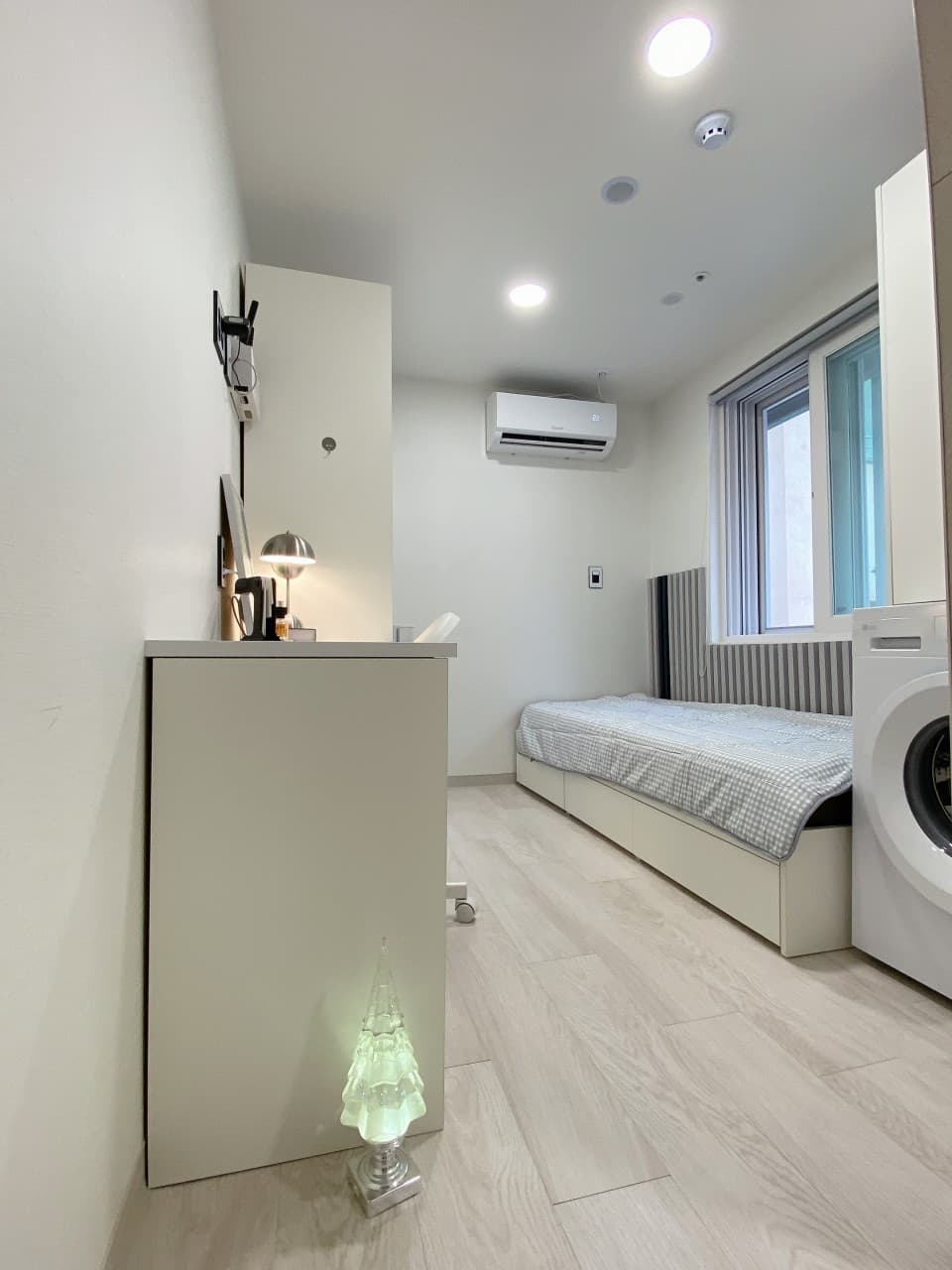 Fully Furnished Premium Studio with Exterior Window (Deposit 300,000 KRW) — photo 2 of 3