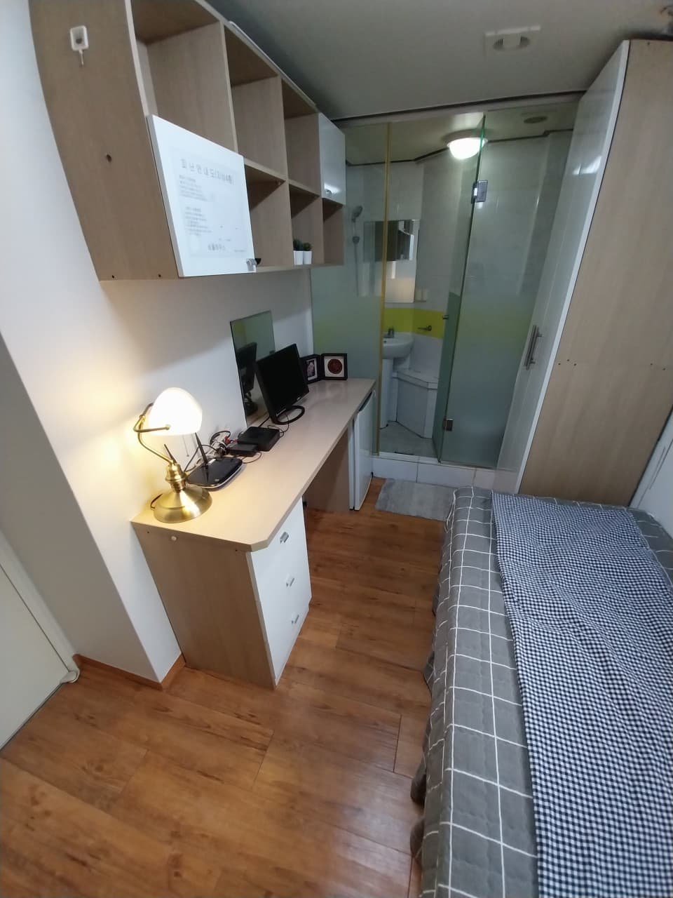 Room with Interior Window (Deposit 100,000 KRW) — photo 1 of 9