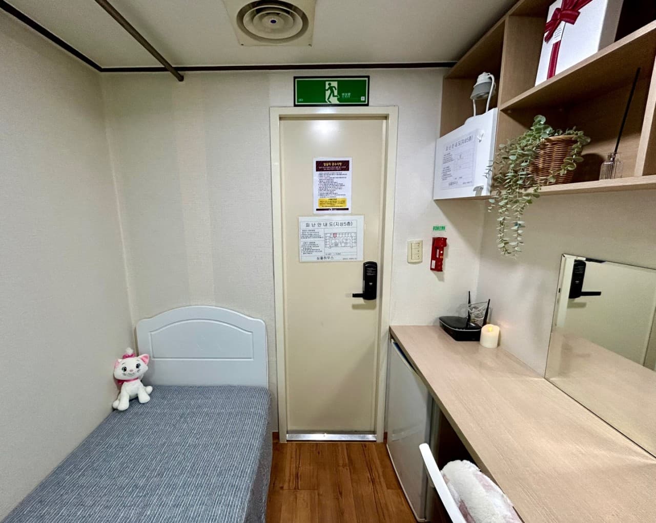 Room with Interior Window (Deposit 100,000 KRW) — photo 9 of 9
