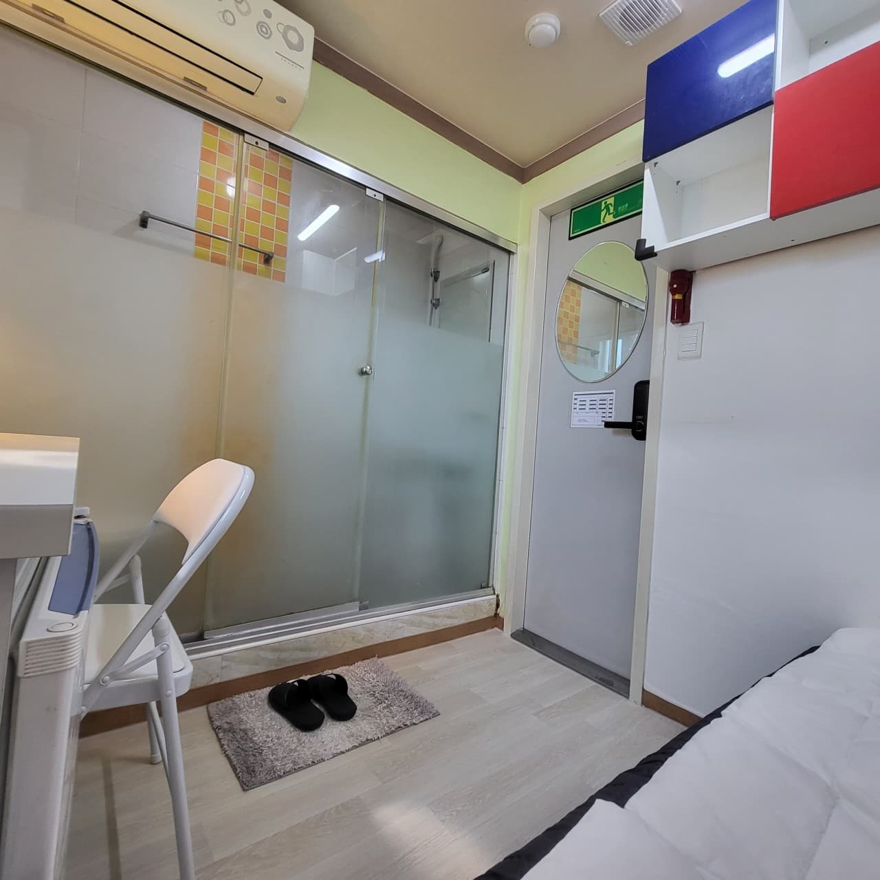 Exterior Window Room Type A (Deposit 100,000 KRW) — photo 2 of 4