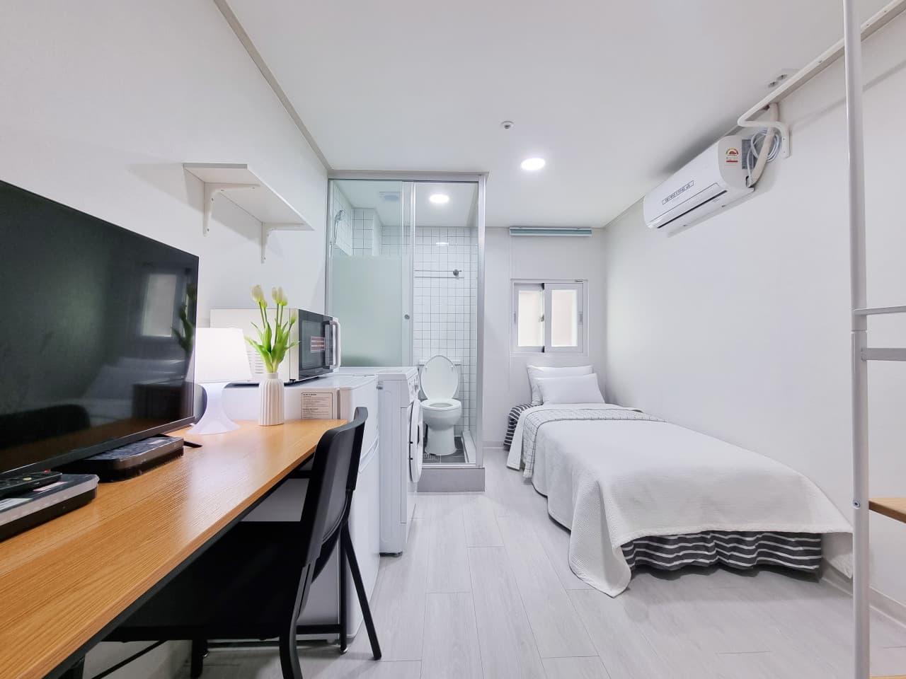 Standard Room (Interior Window)--Deposit 200,000 KRW — photo 1 of 5