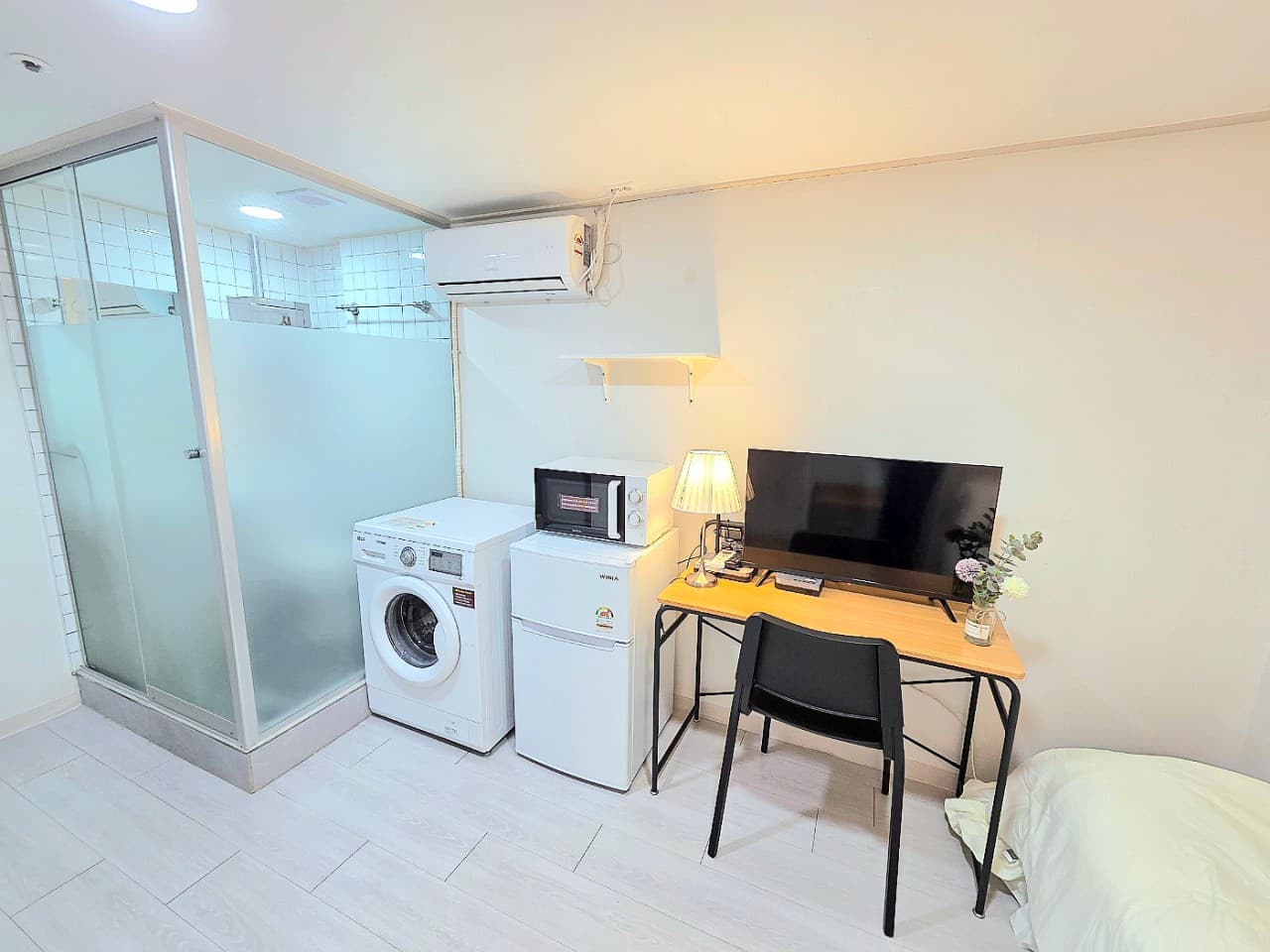 Standard Room (Interior Window)--Deposit 200,000 KRW — photo 2 of 5