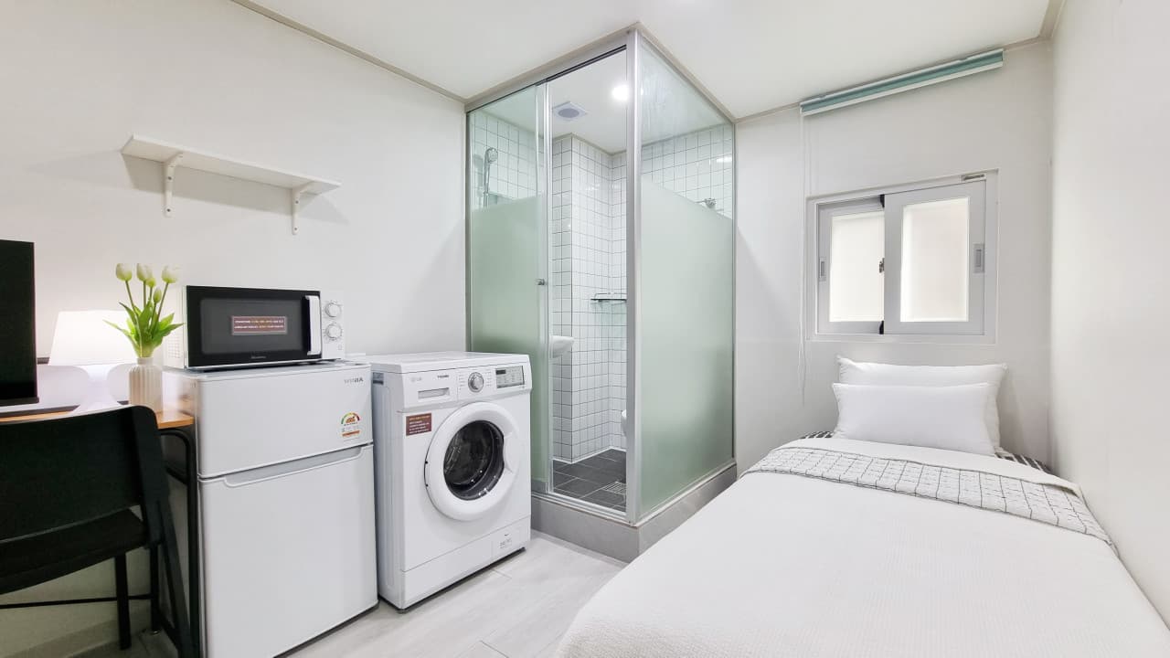 Standard Room (Exterior Window) - Deposit 200,000 KRW — photo 1 of 6