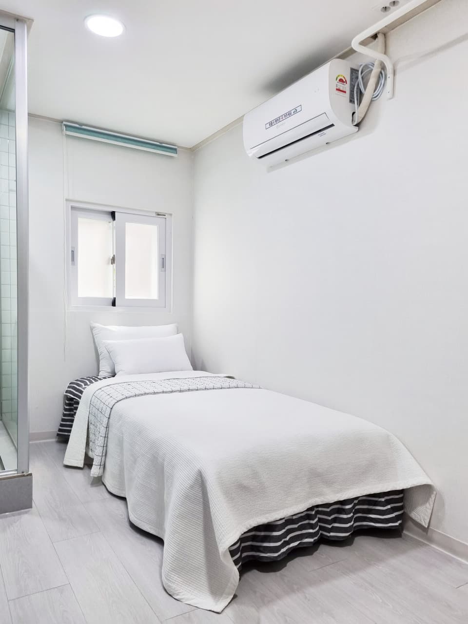 Standard Room (Exterior Window) - Deposit 200,000 KRW — photo 2 of 6