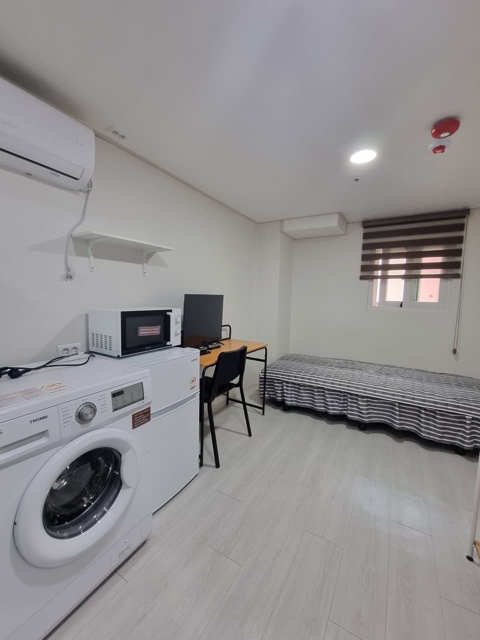 Deluxe Room (Deposit 200,000 won) — photo 1 of 12
