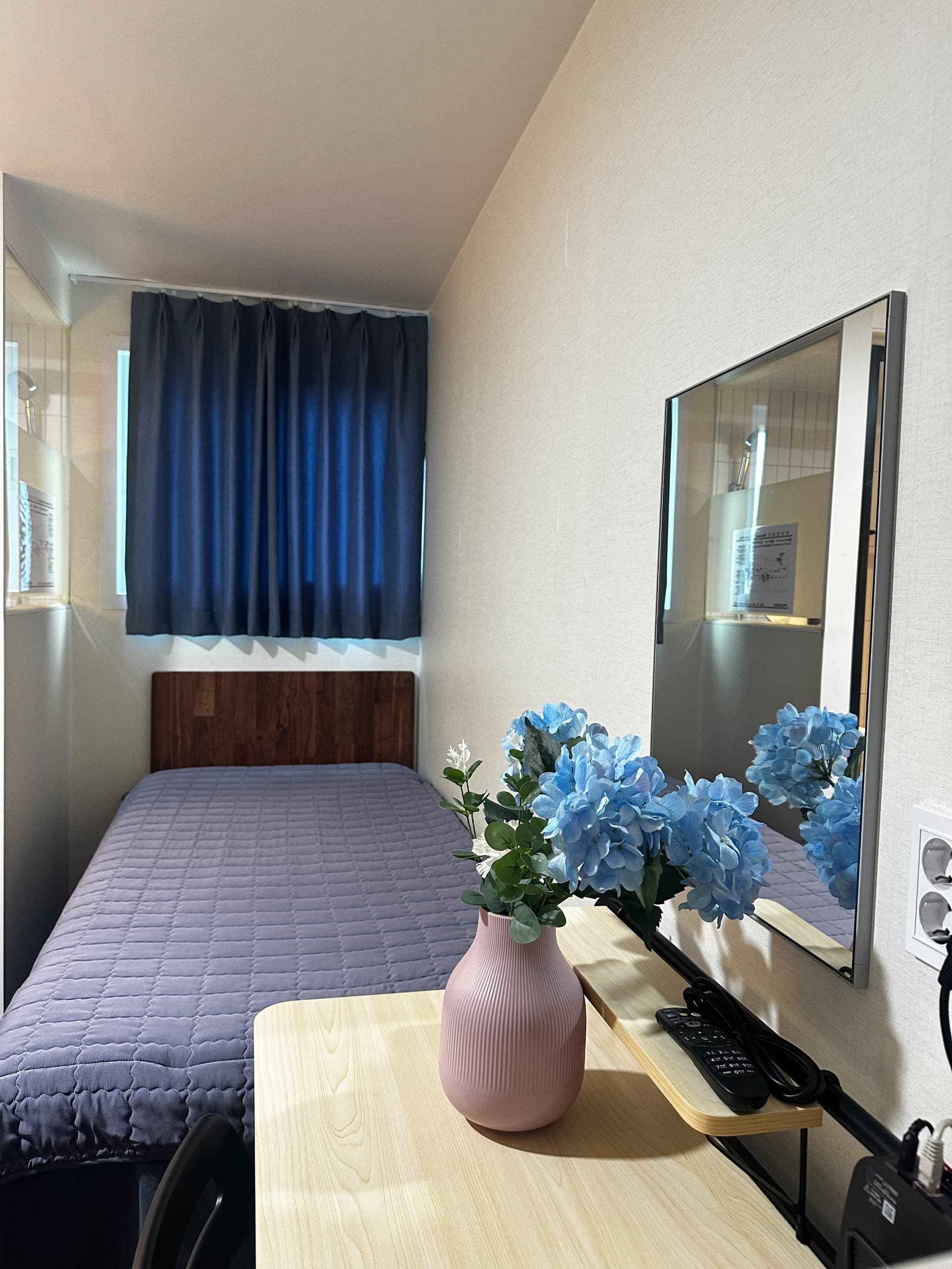 Room414 — photo 1 of 5