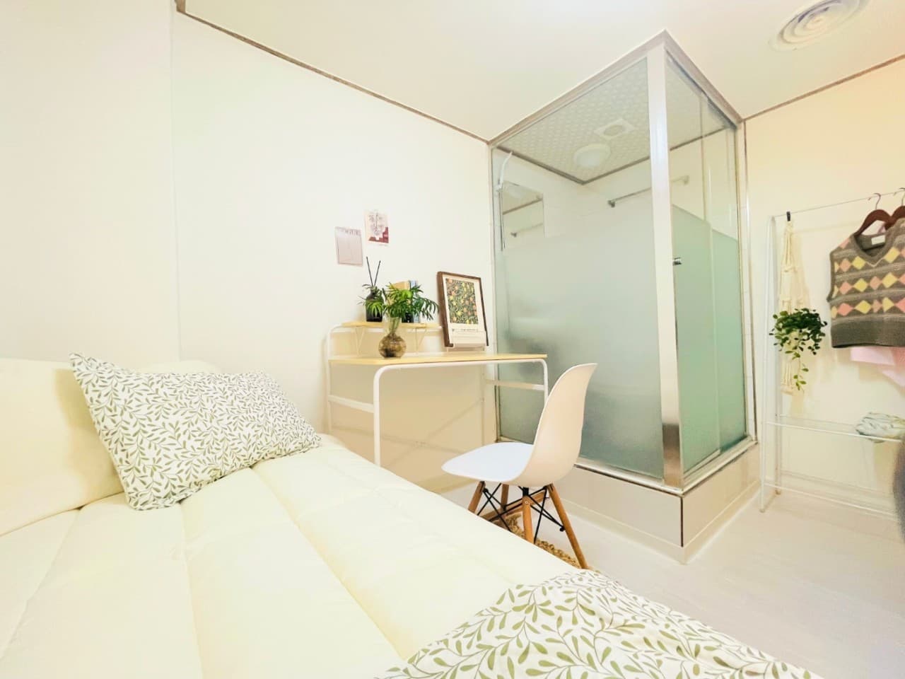 Deluxe Room B (Studio Interior) - Deposit 200,000 KRW — photo 1 of 6