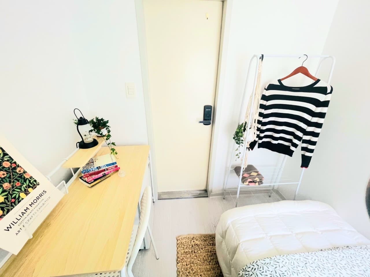 Deluxe Room A (Studio, Window Side) - Deposit 200,000 KRW — photo 1 of 3