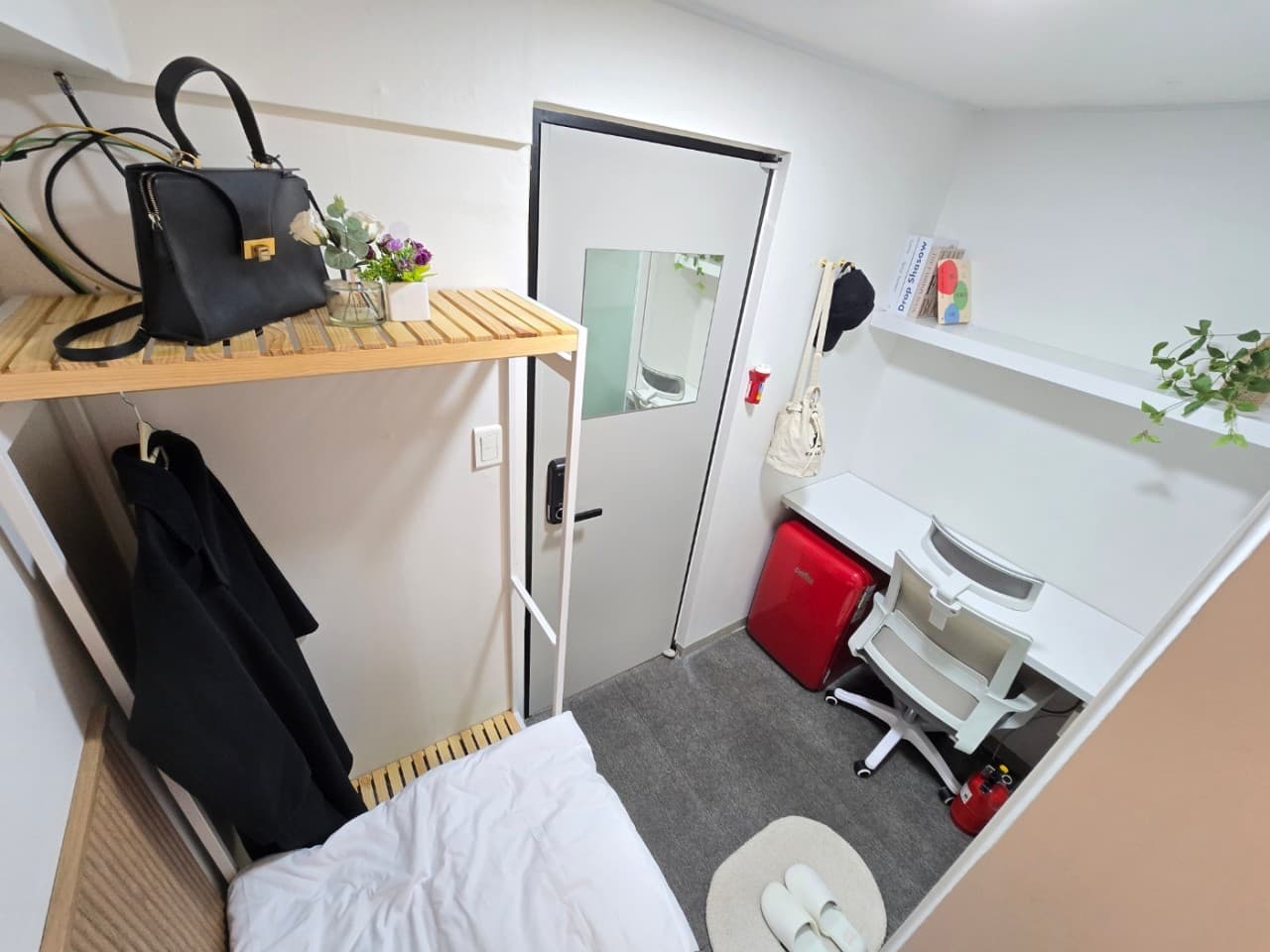S (Studio with Exterior Window) - Deposit 150,000 KRW — photo 1 of 5