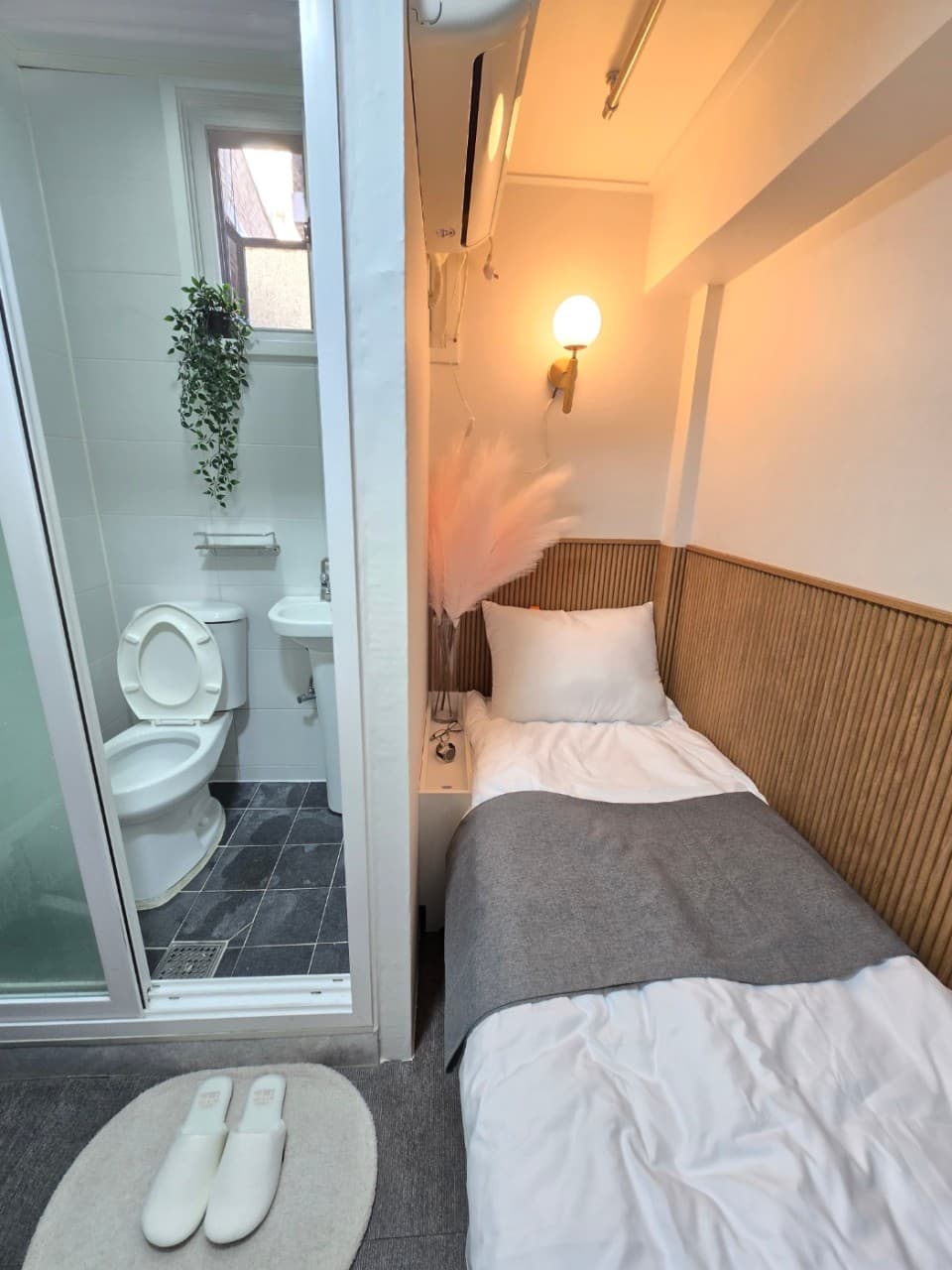 B (Studio with Exterior Window)--Deposit 150,000 KRW — photo 2 of 5