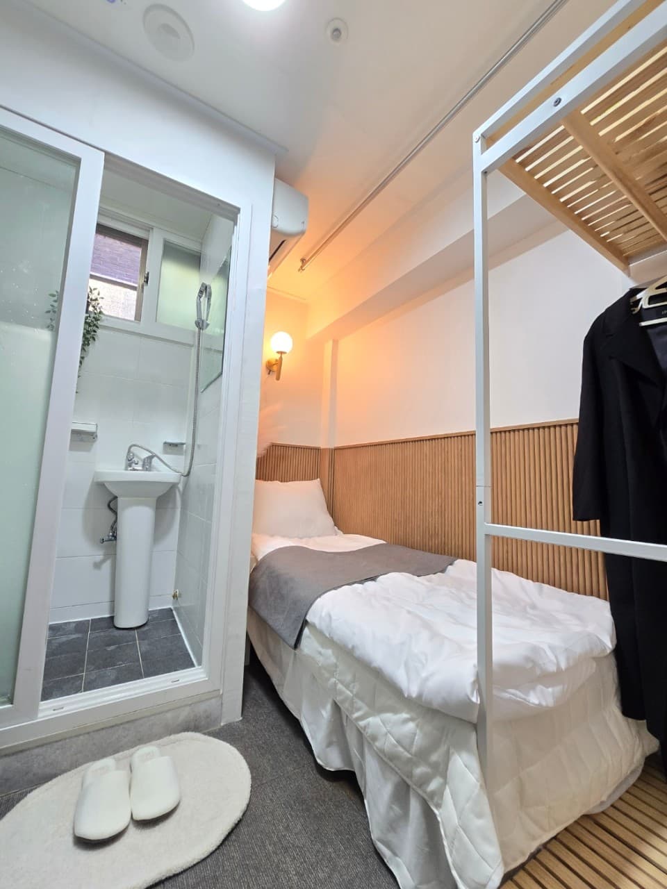 B (Studio with Exterior Window)--Deposit 150,000 KRW — photo 5 of 5