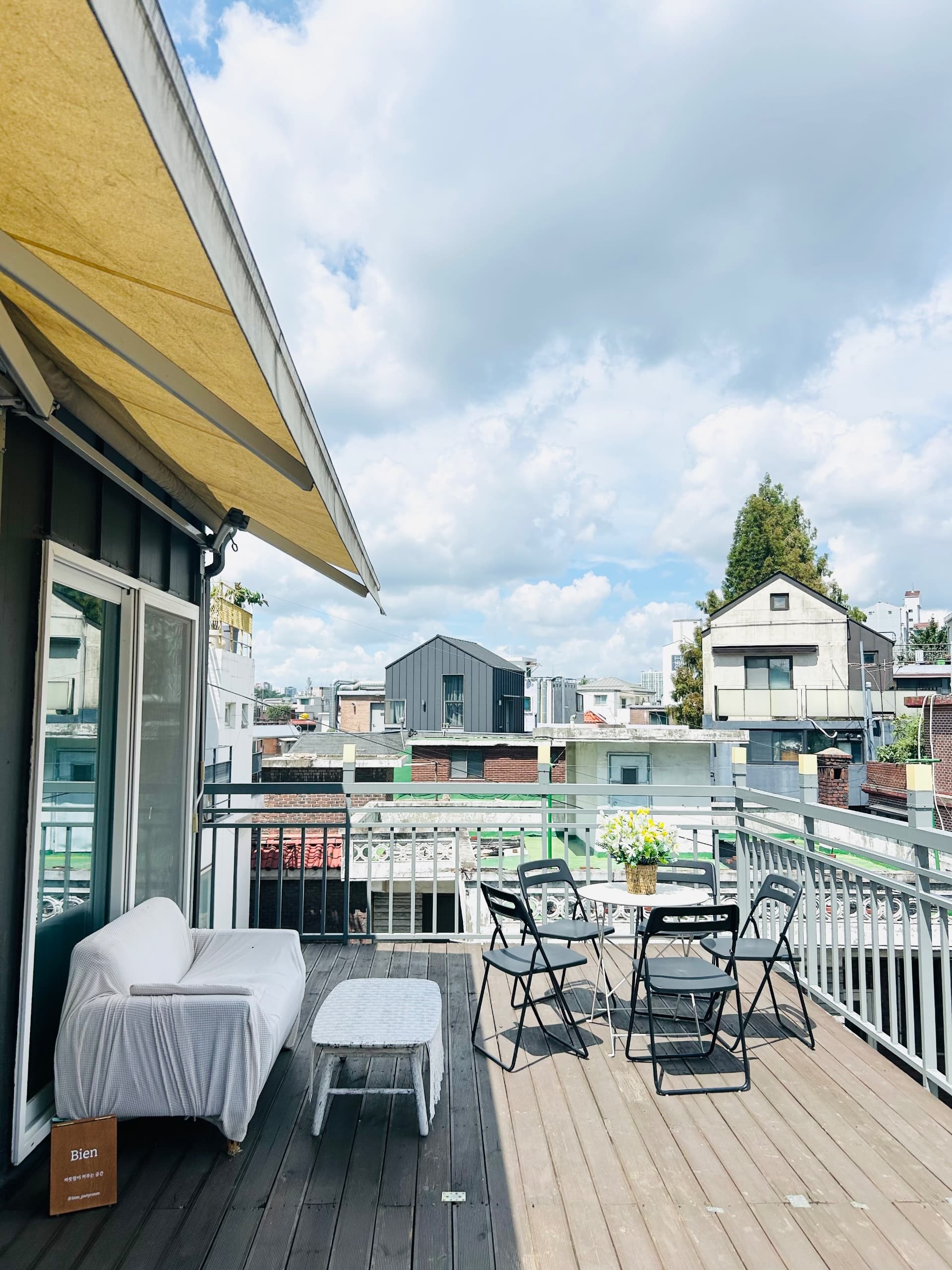 Spacious Rooftop Studio 1 Minute from Hongik University Station
