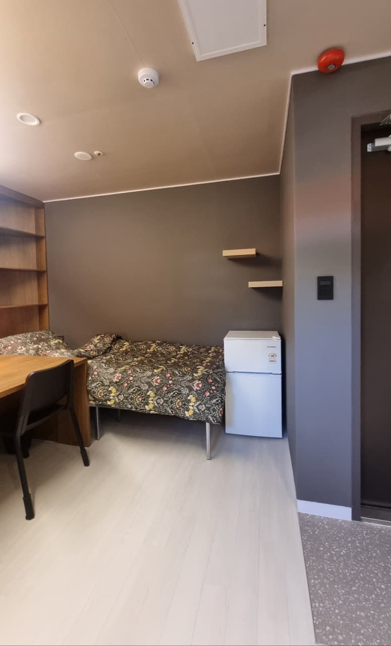 Room 308 (Deluxe B) -- Deposit 550,000 won — photo 2 of 10