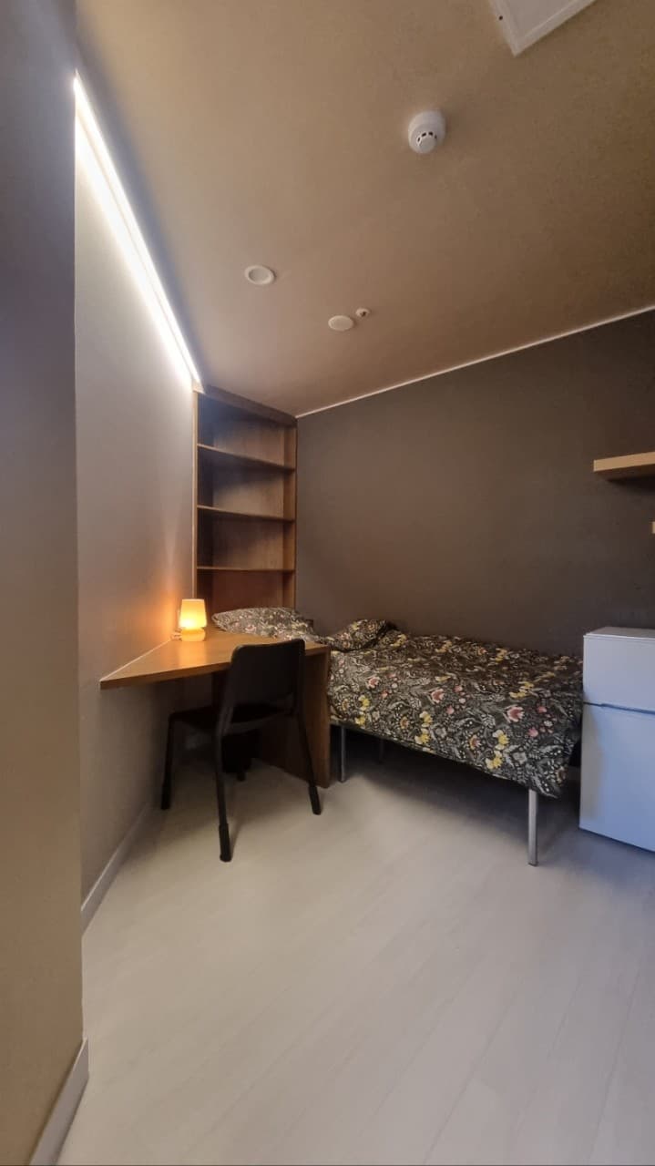 Room 308 (Deluxe B) -- Deposit 550,000 won — photo 1 of 10
