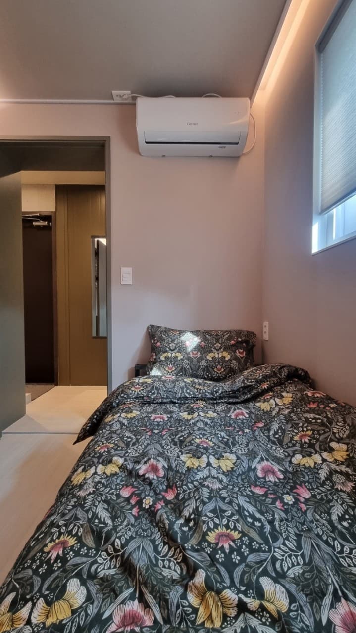 Room 308 (Deluxe B) -- Deposit 550,000 won — photo 10 of 10