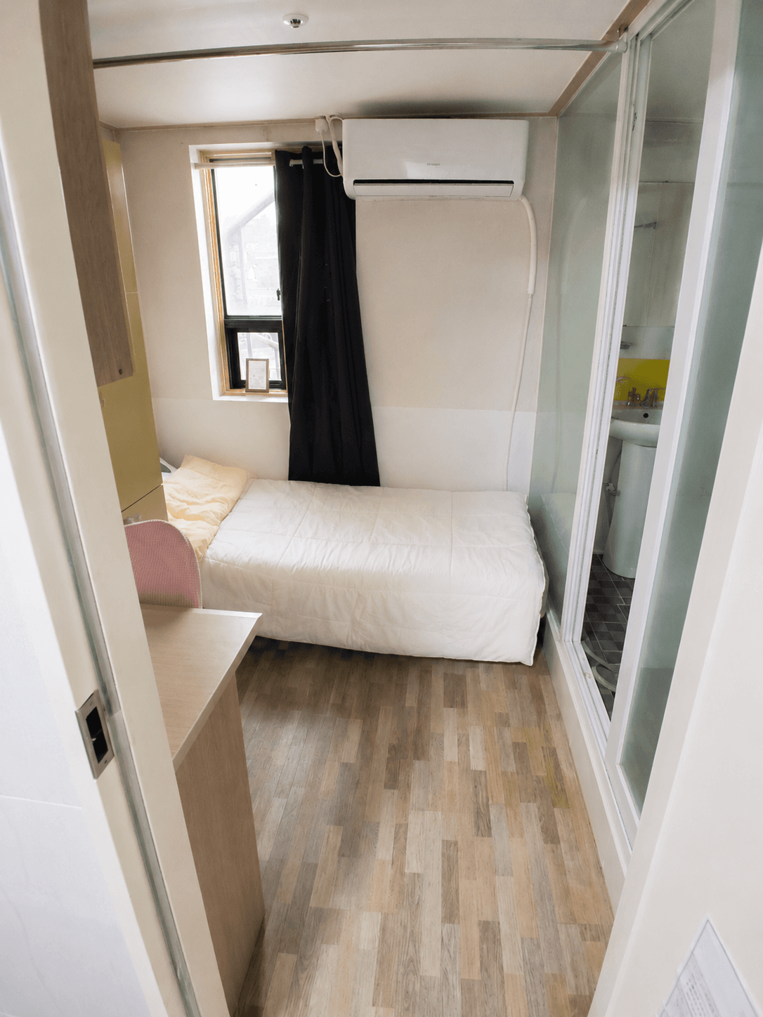 Deluxe Room with Exterior Window (Private Bathroom) — photo 2 of 3