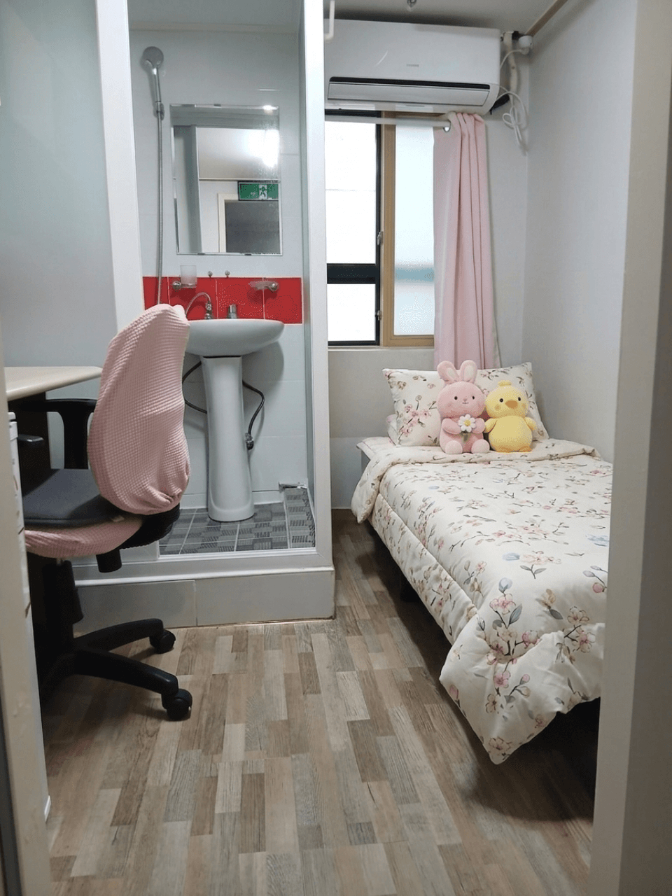Standard Room with Exterior Window (South-facing) — photo 1 of 3