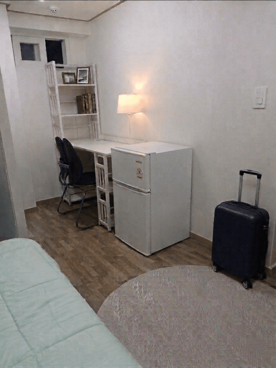 Superior Room with Interior Window (Private Bathroom) — photo 3 of 3