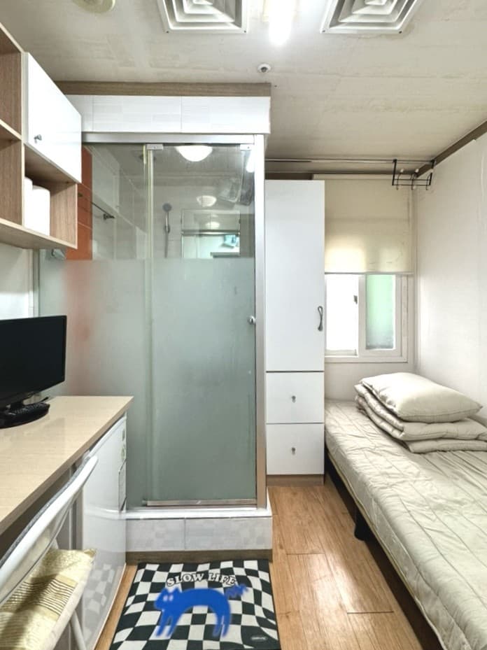 External Window Studio (Private Bathroom) — photo 2 of 4