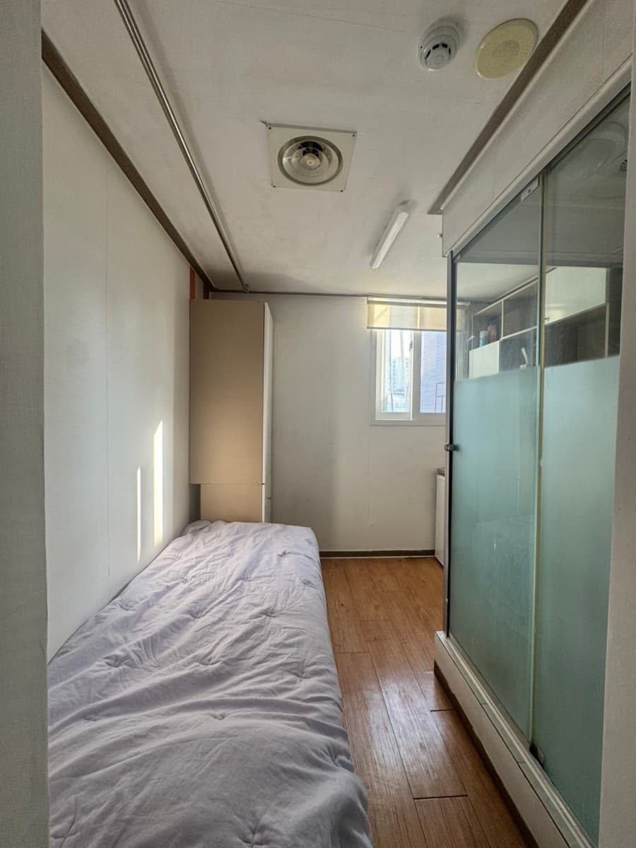 External Window Studio (Private Bathroom) — photo 4 of 4