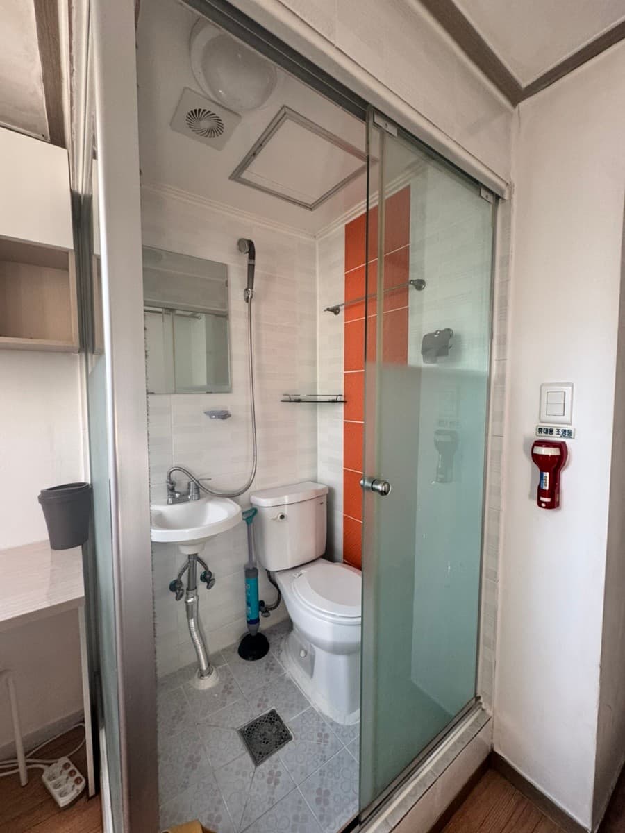 Inner Window Studio (Private Bathroom) — photo 2 of 3