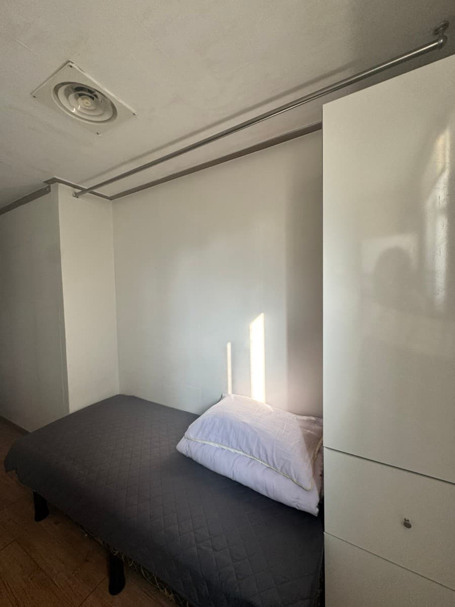 Inner Window Studio (Private Bathroom) — photo 3 of 3