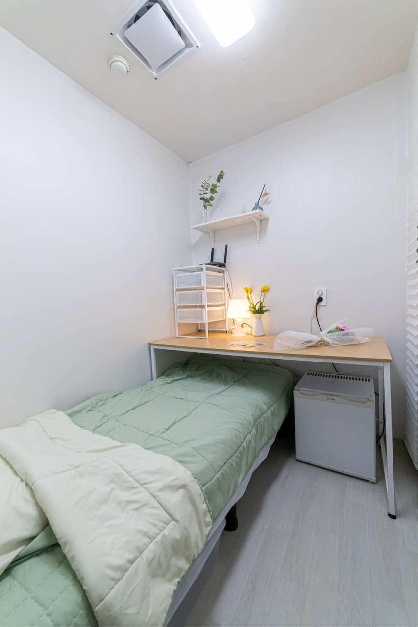 Mini Room / Interior Window — photo 2 of 3