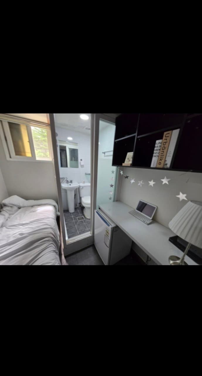 Studio with Exterior Window (Deposit 100,000 KRW) — photo 1 of 2