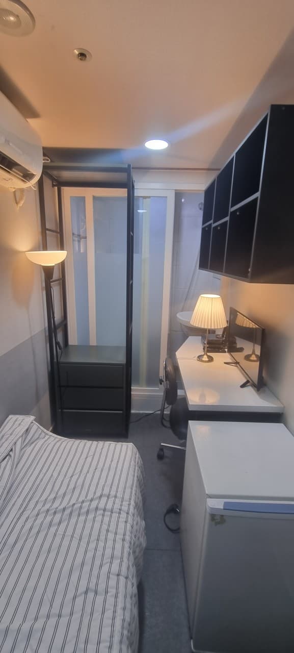 Studio with Interior Window (Deposit 100,000 KRW) — photo 2 of 14