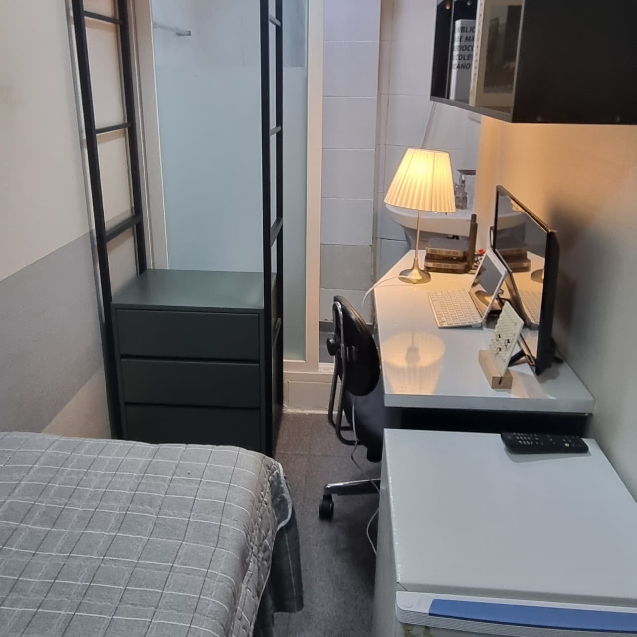 Studio with Interior Window (Deposit 100,000 KRW) — photo 1 of 14