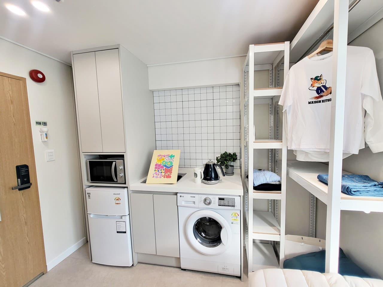 Room A (Studio Type) -- Deposit 300,000 KRW — photo 2 of 5