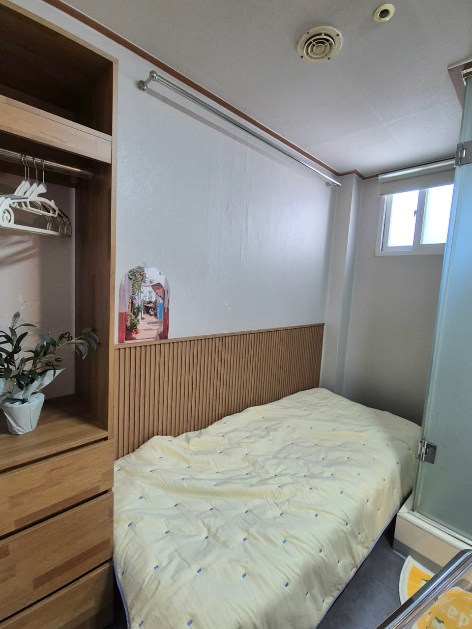 Compact Room with External Window (Deposit 100,000 KRW) — photo 2 of 6