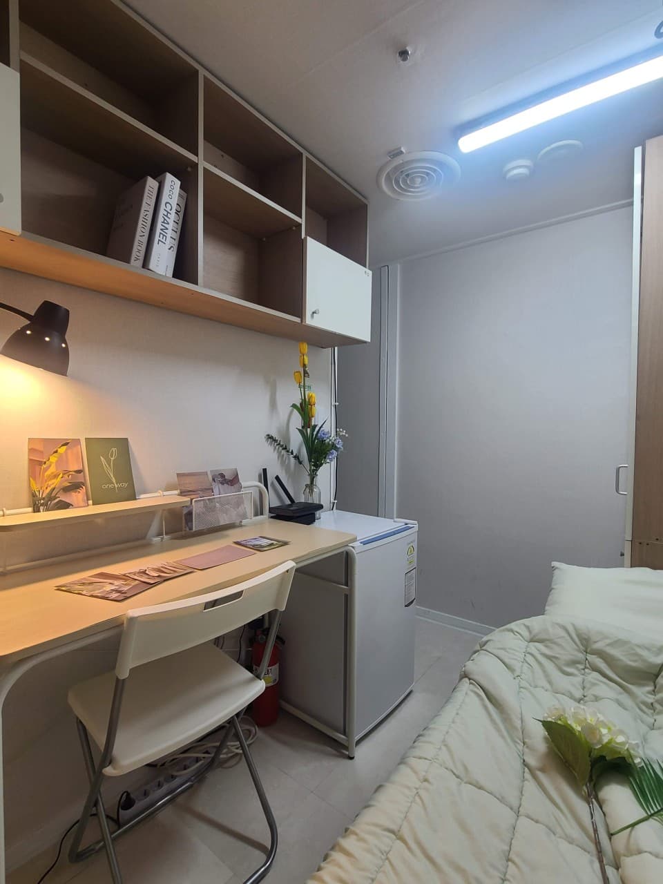 Exterior Window (Deposit 100,000 Won) — photo 1 of 21
