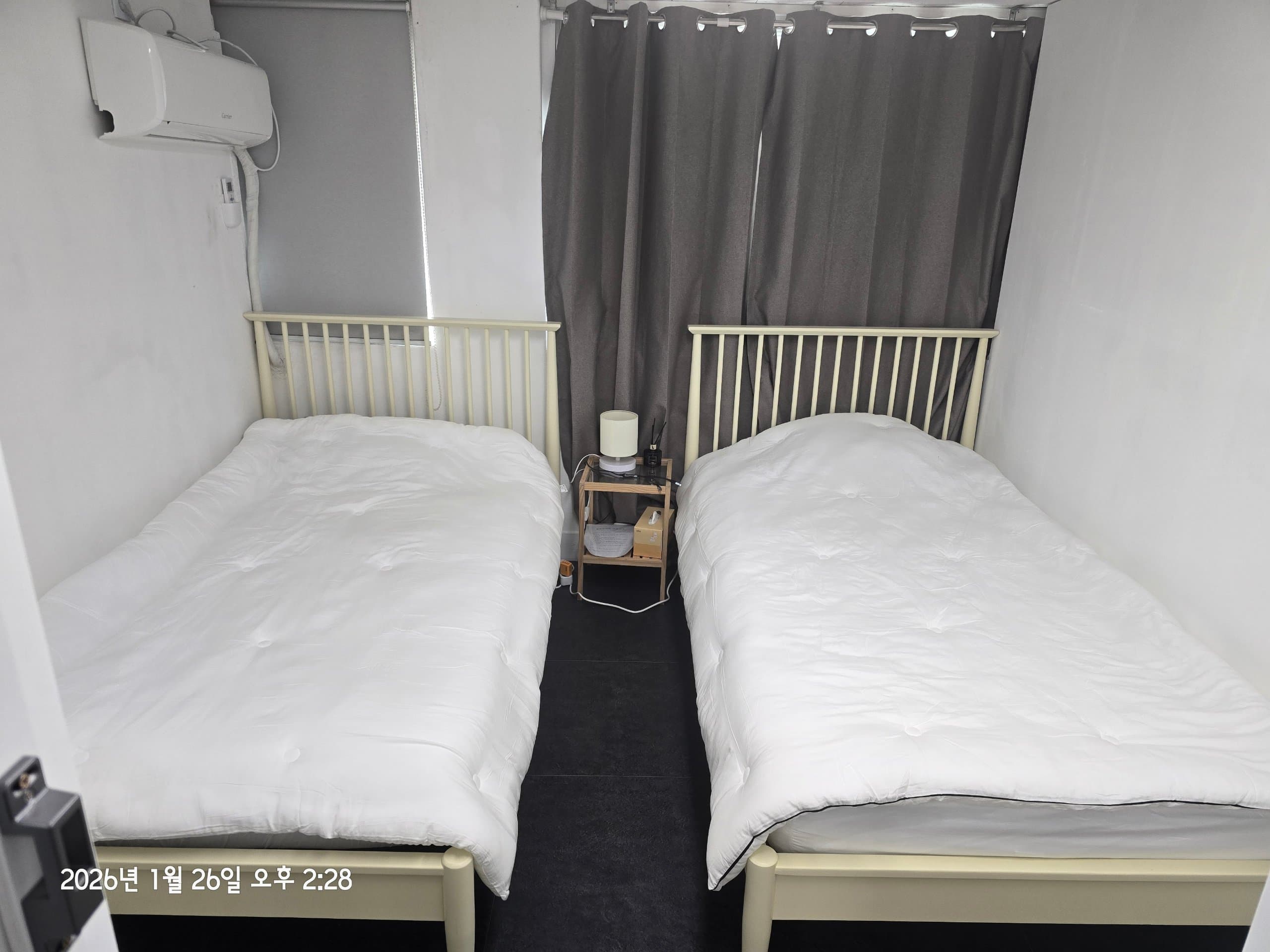 Room 2 — photo 1 of 3