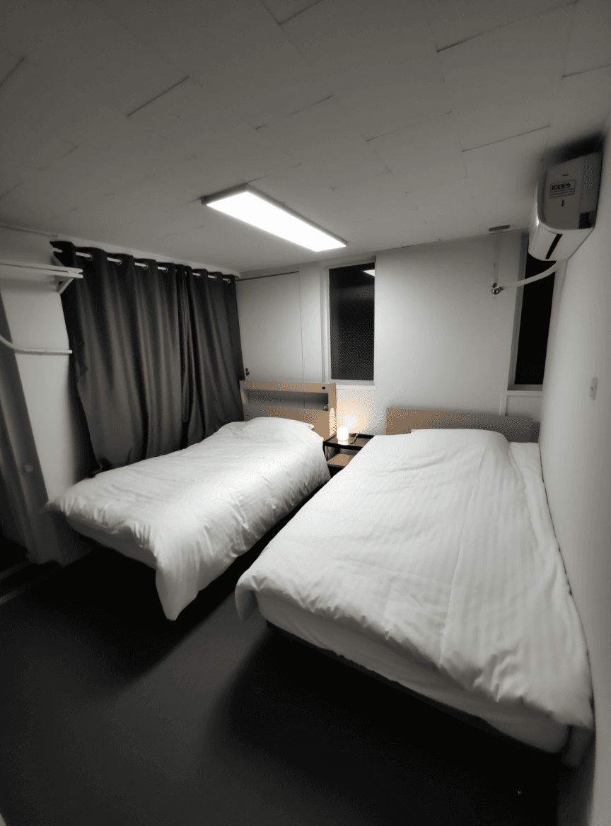 Room 2 — photo 3 of 3