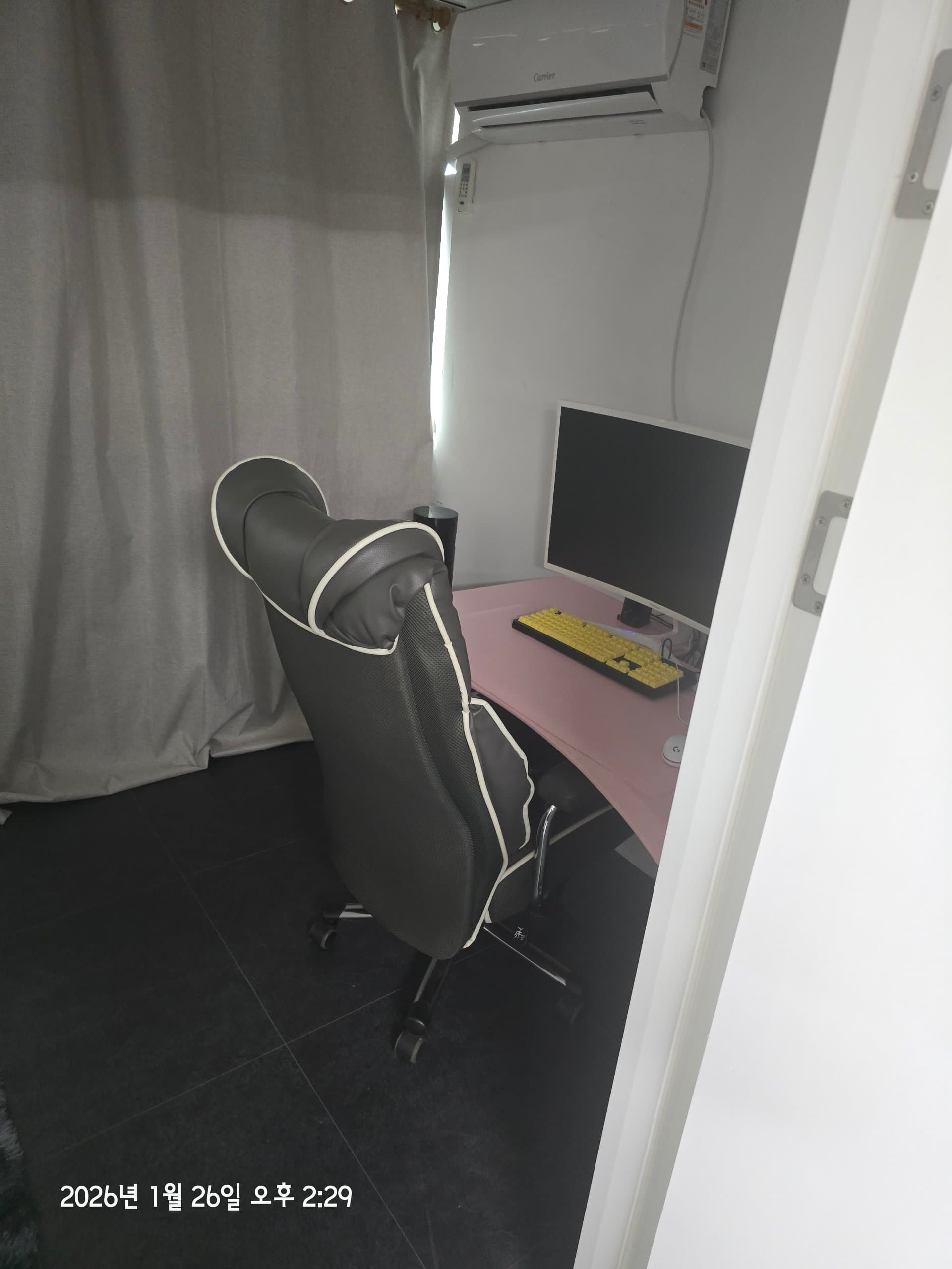 Room 5 — photo 3 of 3