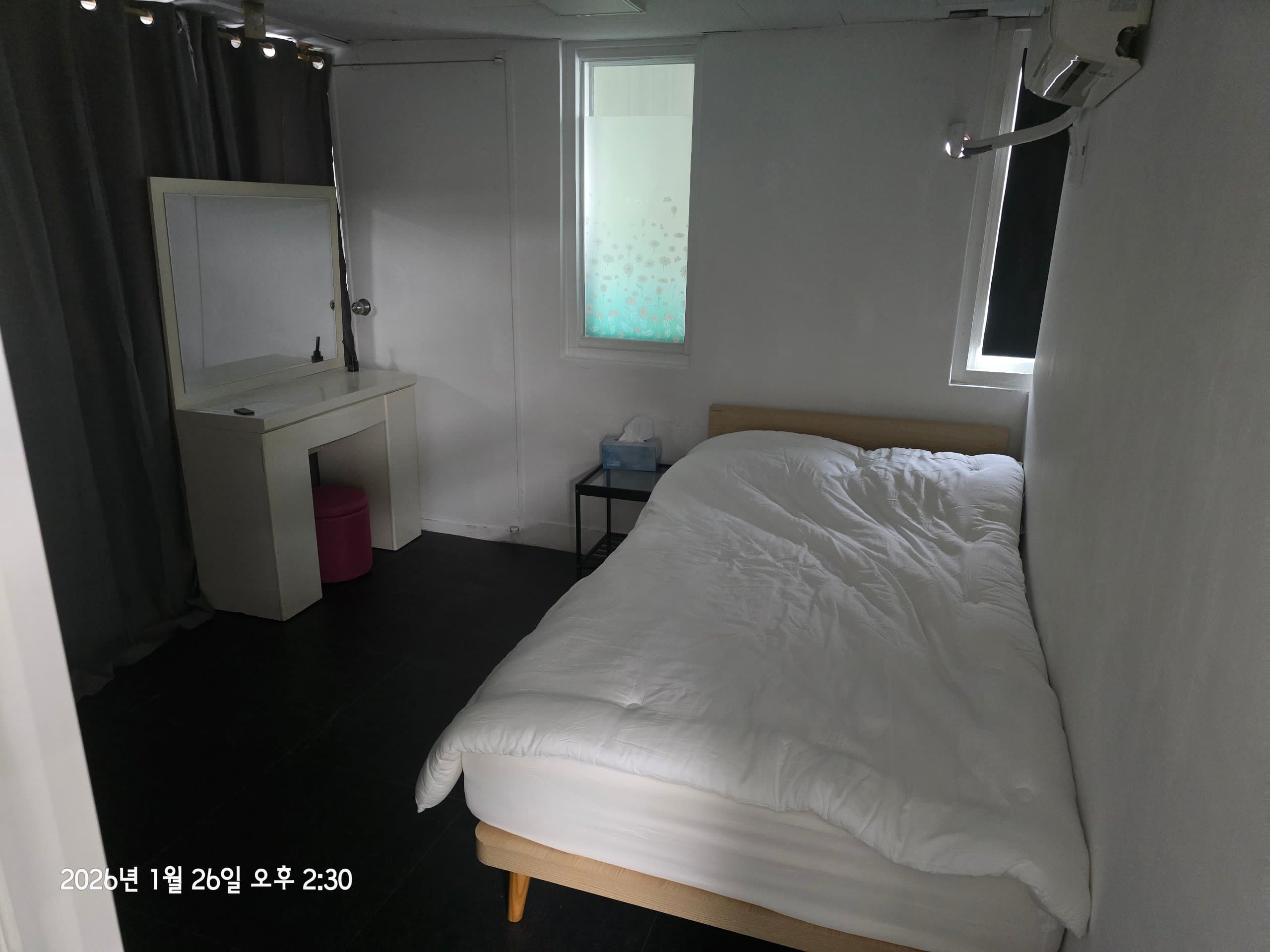 Room 6 — photo 2 of 3