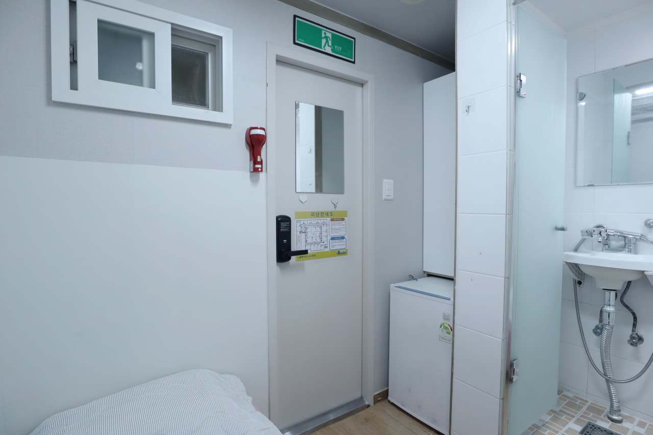 Inner Window Studio (Standard) - Deposit 100,000 KRW — photo 1 of 3