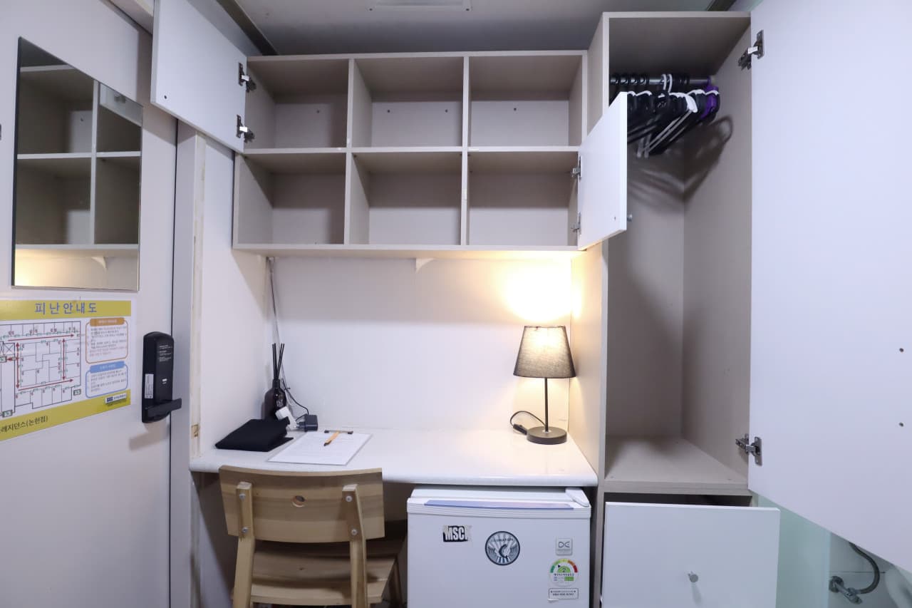 Exterior Window Studio (Premium) - Deposit 100,000 KRW — photo 8 of 8
