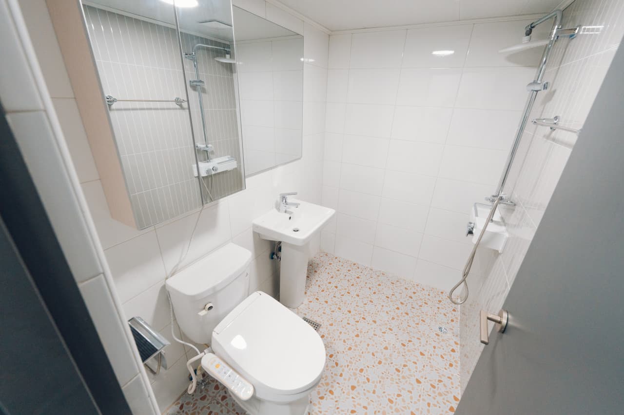 Fully Furnished Premium Room (Deposit: 300,000 KRW) — photo 2 of 14