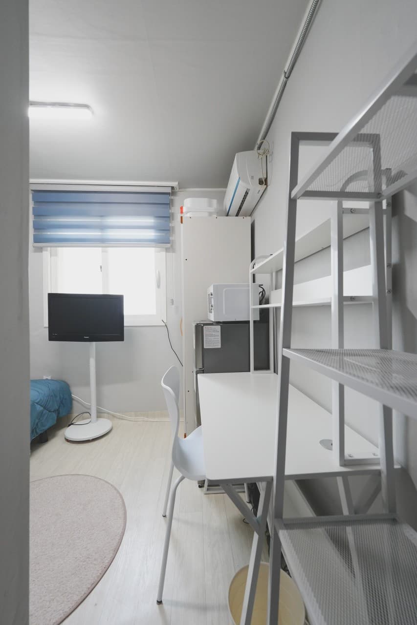 Deluxe Fully-Furnished 2-Person Room (Deposit 100,000 KRW) — photo 1 of 3