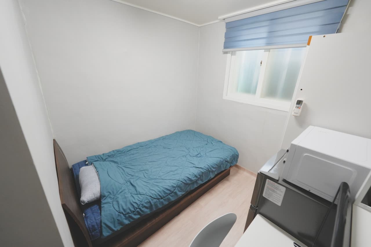 Deluxe Fully-Furnished 2-Person Room (Deposit 100,000 KRW) — photo 2 of 3
